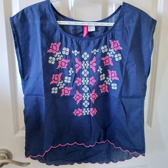 Embroidered Sleeveless Top - Picture 3 of 6
